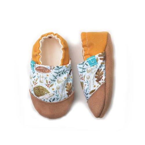 Widok z boku na kapcie Titot Sunny Autumn, pokazujący elastyczne wykończenie pięty oraz brązową, skórzaną podeszwę barefoot.