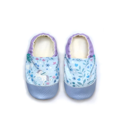 Kapcie Blue Unicorn – widok z góry, pastelowy wzór z jednorożcem