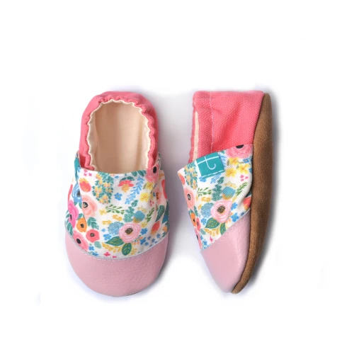 Widok z góry na kapcie do przedszkola Roses, ukazujący elastyczne wykończenie pięty oraz różowe noski chroniące palce.