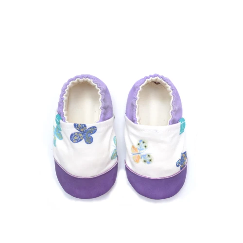 para kapci dziecięcych Titot.pl Purple Butterfly, z wzorem motyli na jasnym tle, fioletowym noskiem i fioletowym tyłem