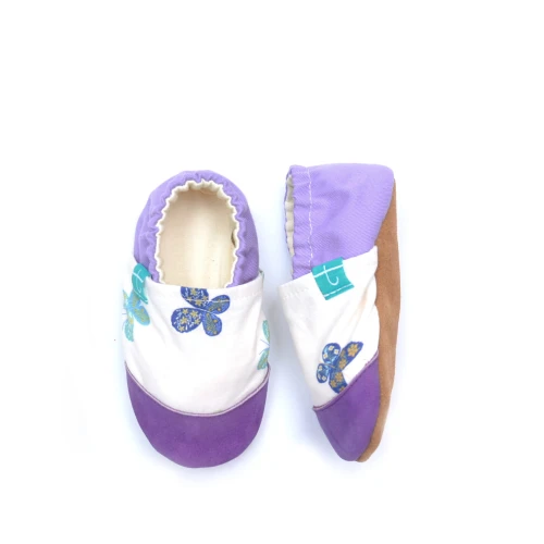 kapcie dziecięce Purple Butterfly, widok z boku, widoczny fioletowy motyl na tkaninie oraz fioletowy nosek i piętka
