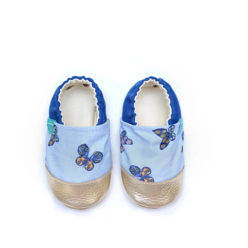 para kapci dziecięcych Titot.pl Blue Butterfly, z wzorem niebieskich motyli, złotym noskiem i chabrową piętką