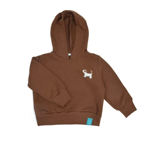 Bluza dziecięca z kapturem w głębokim kolorze brązowym Toffee, z haftowanym wizerunkiem pieska na piersi. Widoczny kaptur i ściągacze. Zdjęcie studyjne na białym tle.