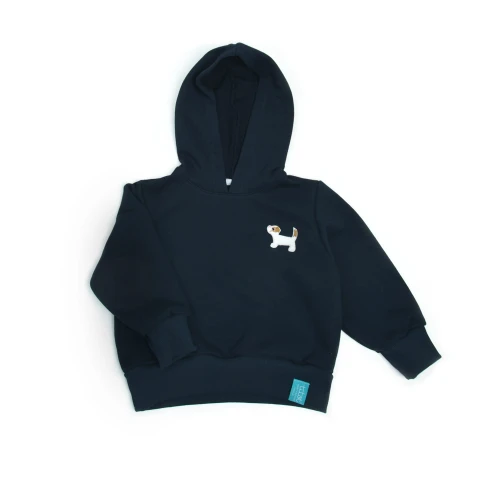 Bluza dziecięca z kapturem w kolorze grafitowym (ciemny granat/czarny), z haftowanym wizerunkiem pieska na piersi. Bluza wykonana z dzianiny typu pętelka. Zdjęcie studyjne na białym tle.