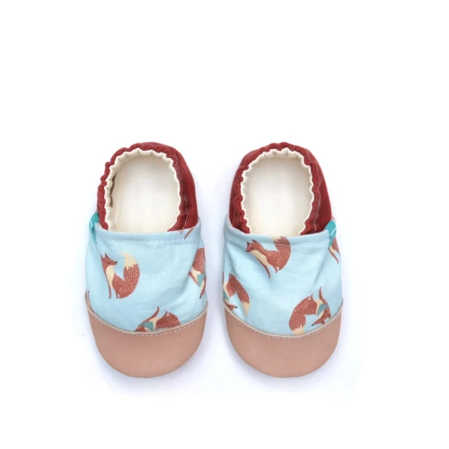 kapcie dziecięce Titot.pl Lisek Copper Fox w wzór lisów, na białym tle