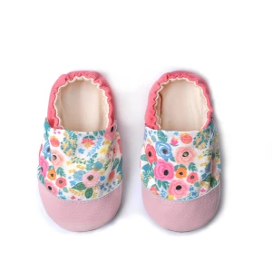 Titotki Roses – Kapcie do przedszkola w kolorowe różyczki z różowym noskiem