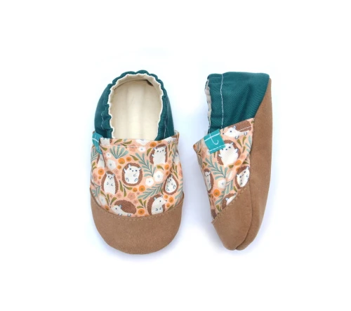 Widok z boku na buciki Titot w jeżyki, pokazujący elastyczną musztardową piętkę oraz brązową, skórzaną podeszwę barefoot.