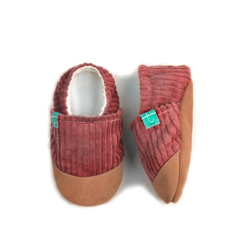 Ceglaste kapcie dziecięce z sztruksu, barefootowe z elastyczną gumką i skórzanym noskiem – model Cuddly Amber od TITOT.