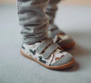 Trampki TITOT Furry Doggy – Pieski na Szarym tle | Kapcie do przedszkola