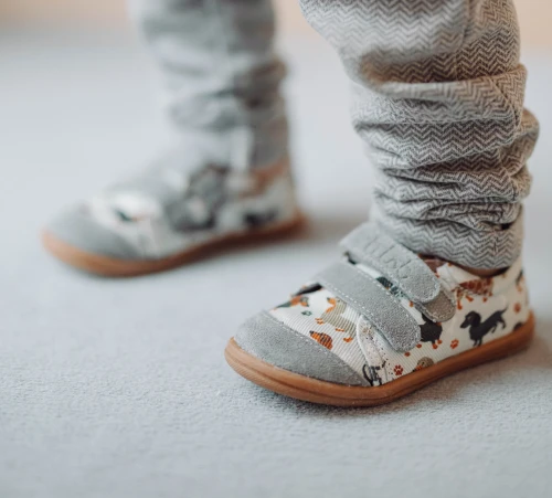 Wygodne trampki dla dzieci z kauczukową podeszwą i rzepami