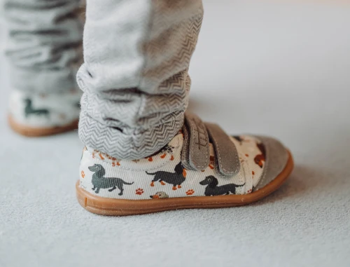 szare trampki dziecięce w jamniki