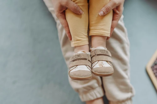 Zbliżenie na skórzane paski rzep trampka barefoot Titot Forrest Friends