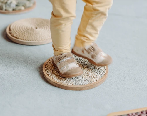 Trampki dziecięce barefoot Titot Forrest Friends w leśne zwierzątka i szare spodnie