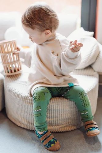 bawiące się dzieko w bucikach Navy dino