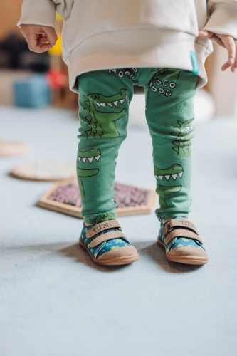 Zbliżenie na skórzany nosek i paski na rzep w butac