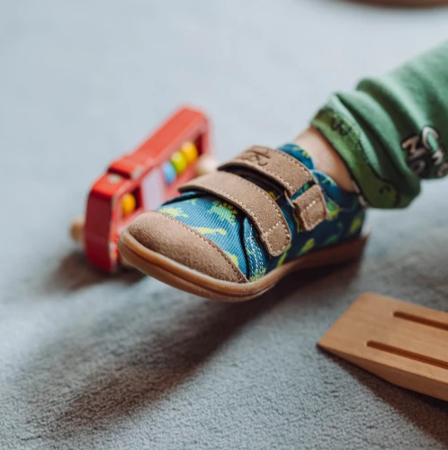 Zbliżenie na skórzany nosek i paski na rzep w butac