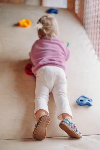 Granatowe trampki dziecięce Titot we wzór Navy Roses w różowe kwiaty.