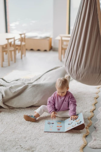 dziewczynka bawiąca się w buckach navy roses
