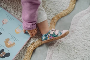 Eleganckie granatowe trampki w róże – idealne do przedszkola i na wielkie wyjścia | Navy Roses