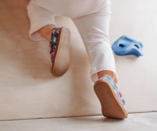 Spód kauczukowej podeszwy zapewniającej przyczepność w butach Titot.