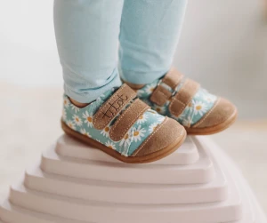 Urocze niebieskie tenisówki w stokrotki – komfortowe buty do przedszkola i na spacery | Blue Daisy