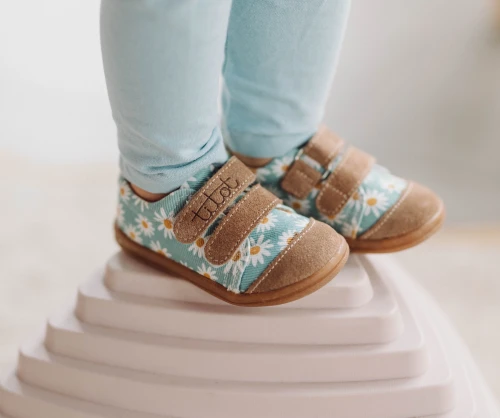 Urocze niebieskie tenisówki w stokrotki – komfortowe buty do przedszkola i na spacery | Blue Daisy