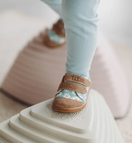 Widok z przodu na trampki Titot Blue Daisy prezentujący wzór stokrotek i gumową podeszwe.