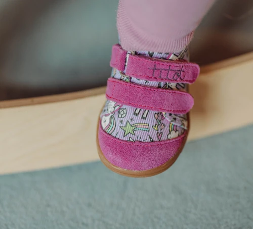 Zbliżenie na różowy trampek dziecięcy Titot Rainbow Unicorn z motywem jednorożca i skórzanym noskiem.