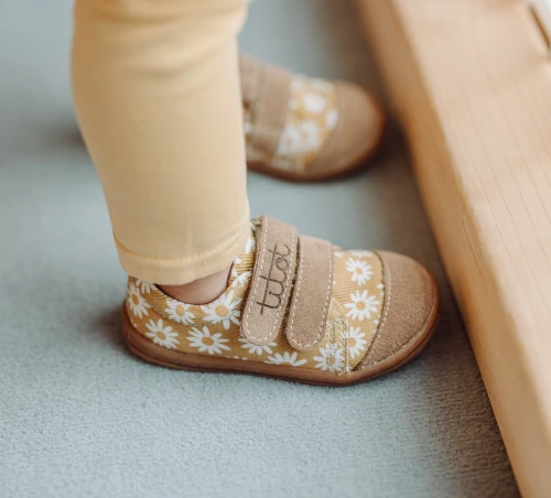 Zbliżenie na profil boczny tenisówek Titot Beige Daisy i skórzane zapięcie na rzep.