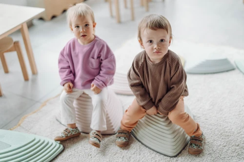 Portret dwojga dzieci w dopasowanych ubrankach i trampkach TITOT Hot Doggy.