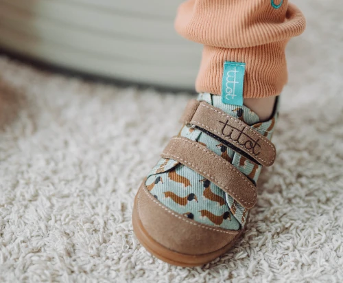 Zbliżenie na profil boczny trampka Hot Doggy i dopasowane spodnie dresowe Titot.