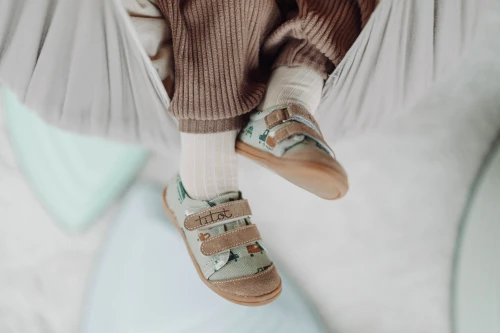 Tenisówki dla dziecka Brown Car z brązowym skórzanym noskiem i paskami na rzep.