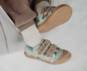 Brązowe tenisówki w autka  Brown Car – niezawodne buty dla małego kierowcy.