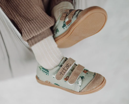 Zbliżenie na brązowe trampki dziecięce Titot Brown Car w samochody i ciężarówki budowlane.