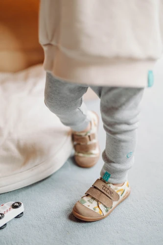 Maluch w tenisówkach w koparki City Builders i dopasowanych dresowych spodniach Titot.