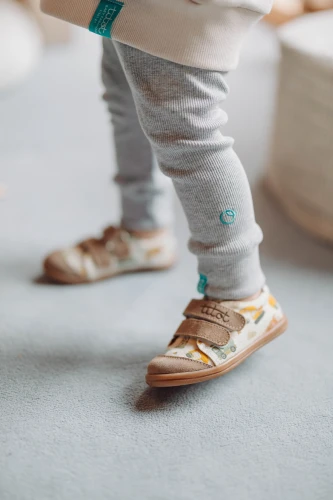 Zbliżenie na trampki dziecięce Titot City Builders w koparki i maszyny budowlane.