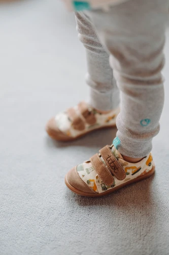 Detale wzoru maszyn budowlanych i skórzanego wykończenia w butach dziecięcych City Builders.