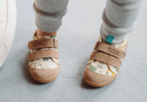 Trampki dla dzieci Titot City Builders z brązowymi skórzanymi paskami na rzep.