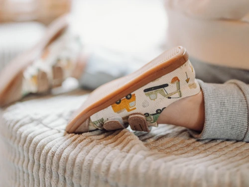 Zbliżenie na trampki dziecięce Titot City Builders w koparki i maszyny budowlane.