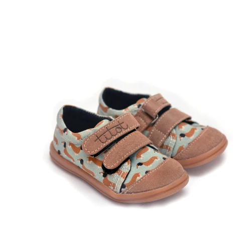 Para dziecięcych tenisówek TITOT Hot Doggy we wzór jamników na szarym  tle.