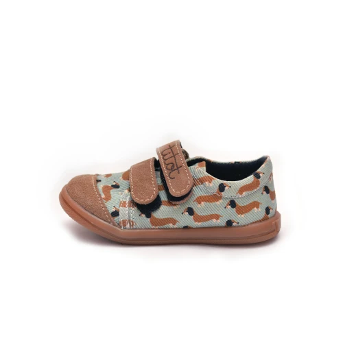 Profil boczny tenisówki TITOT pokazujący skórzany nosek i kauczukową podeszwę.