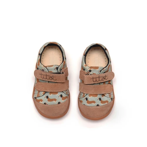 Widok z góry na parę butów hot Doggy z widoczną wyjmowaną skórzaną wkładką.