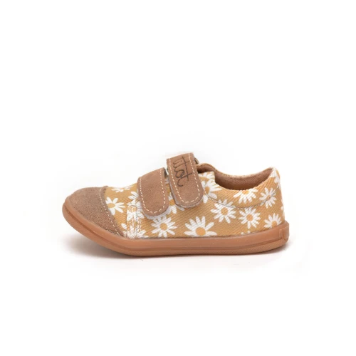 Profil beżowej tenisówki dziecięcej TITOT w białe stokrotki z brązowymi rzepami i noskiem na białym tle.