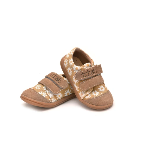 Para dziecięcych tenisówek Beige Daisy ustawiona na czystym, białym tle.