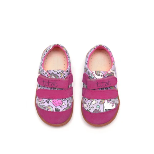 Fioletowe kapcie dziecięce TITOT Rainbow Unicorn we wzory jednorożców widok z góry