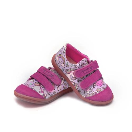 Para fioletowych tenisówek dziecięcych w jednorożce Rainbow Unicorn na białym tle.