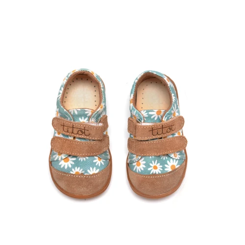 Widok z góry na parę niebieskich dziecięcych tenisówek TITOT Blue Daisy w stokrotki na białym tle.