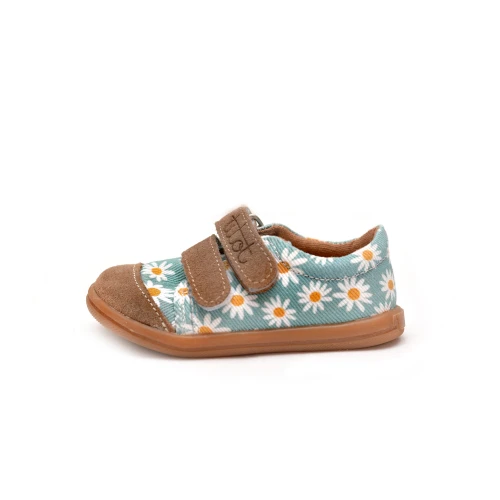 Profil boczny niebieskiego buta dziecięcego w stokrotki z brązowymi rzepami i noskiem.