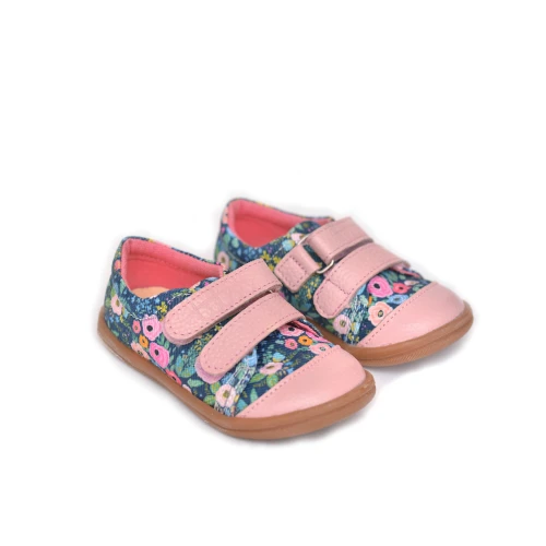 Dziecięce tenisówki Navy Roses w kwiatowy wzór na granatowej kanwie z różowymi skórzanymi noskami i rzepami.