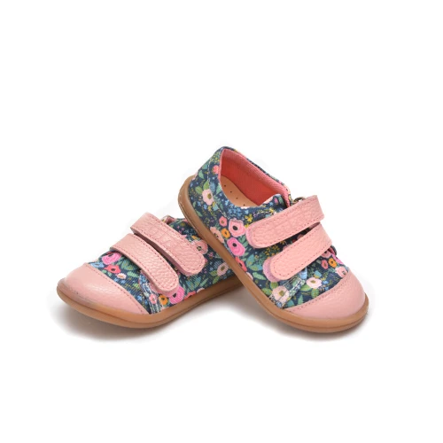 Para tenisówek dziecięcych Navy Roses z motywem róż, ustawiona pod kątem na białym tle.